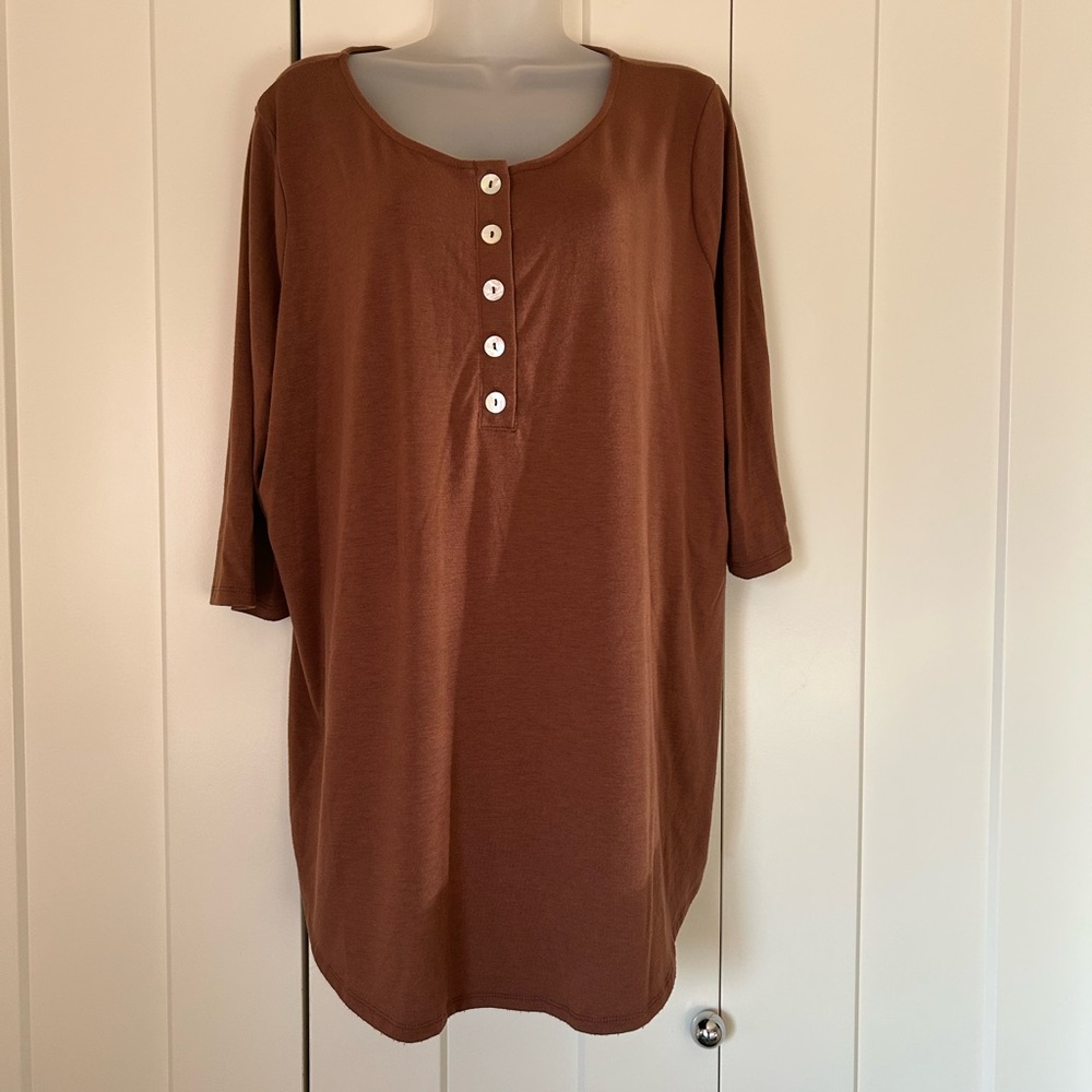Zenana Premium loose fitting 3/4 sleeve top with button front 1x - Picture 2 of 5